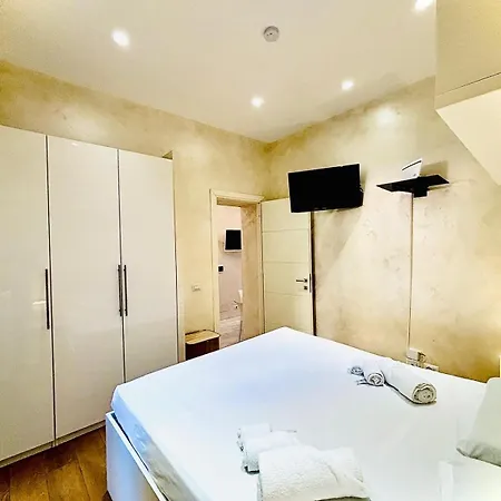 Monti Hideaway - Walk To Colosseum & Forum Roma